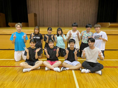 バドミントン部メンバーの集合写真