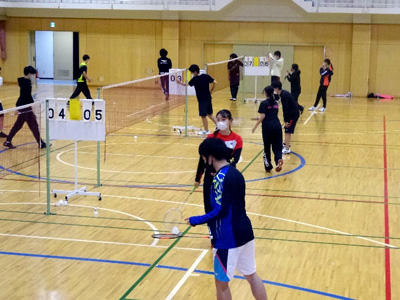 マスクをしてバドミントンの練習をしている様子の画像