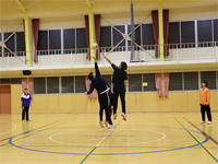 ジャンプトスでボールを奪い合う様子