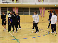 勝利目前でみんなニッコニコの様子