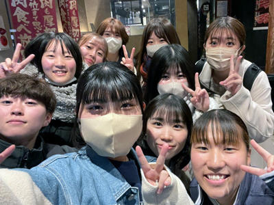 食事間での集合写真 小サイズ